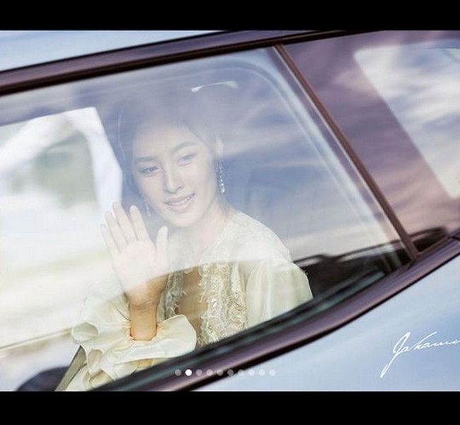 Wajah bahagia Nong Poy sesaat akan memasuki gedung resepsi yang digelar di Baan Ar-Jor, sebuah museum bersejarah sekaligus hotel dan restoran di Phuket, Thailand.Foto: dok. Instagram/@poydtreechada