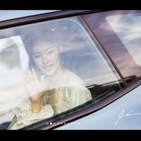 Wajah bahagia Nong Poy sesaat akan memasuki gedung resepsi yang digelar di Baan Ar-Jor, sebuah museum bersejarah sekaligus hotel dan restoran di Phuket, Thailand.Foto: dok. Instagram/@poydtreechada
