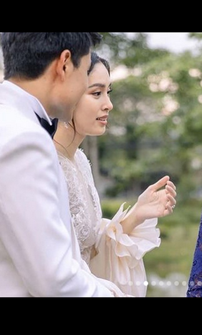 Tampak gaun pengantinnya memiliki banyak detail renda dengan potongan lengan balon. Foto: dok. Instagram/@poydtreechada
