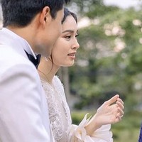 Tampak gaun pengantinnya memiliki banyak detail renda dengan potongan lengan balon. Foto: dok. Instagram/@poydtreechada