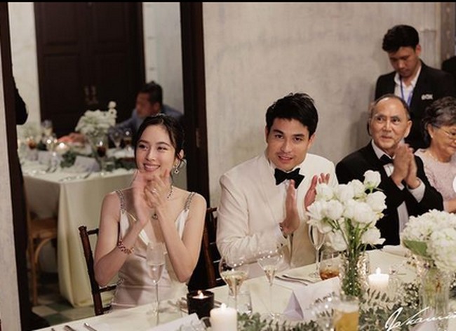 Nong Poy kemudian berganti baju dengan kesan yang lebih seksi. Baju keduanya terlihat tanpa lengan. Foto: dok. Instagram/@poydtreechada