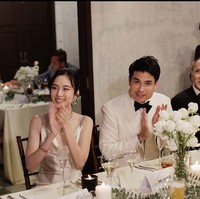 Nong Poy kemudian berganti baju dengan kesan yang lebih seksi. Baju keduanya terlihat tanpa lengan. Foto: dok. Instagram/@poydtreechada