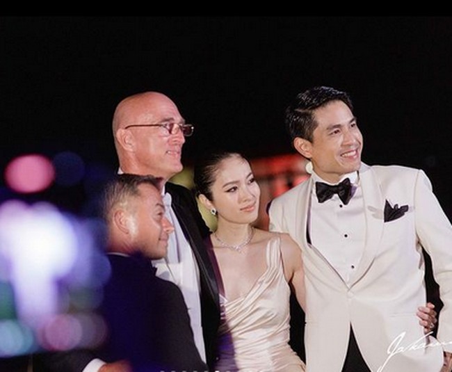 Baju lainnya yang digunakan Nong Poy di acara resepsi malam hari. Busana satin dengan potongan dada rendah tersebut tampak elegan dan seksi digunakan transgender Thailand itu. Foto: dok. Instagram/@poydtreechada