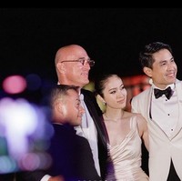 Baju lainnya yang digunakan Nong Poy di acara resepsi malam hari. Busana satin dengan potongan dada rendah tersebut tampak elegan dan seksi digunakan transgender Thailand itu. Foto: dok. Instagram/@poydtreechada