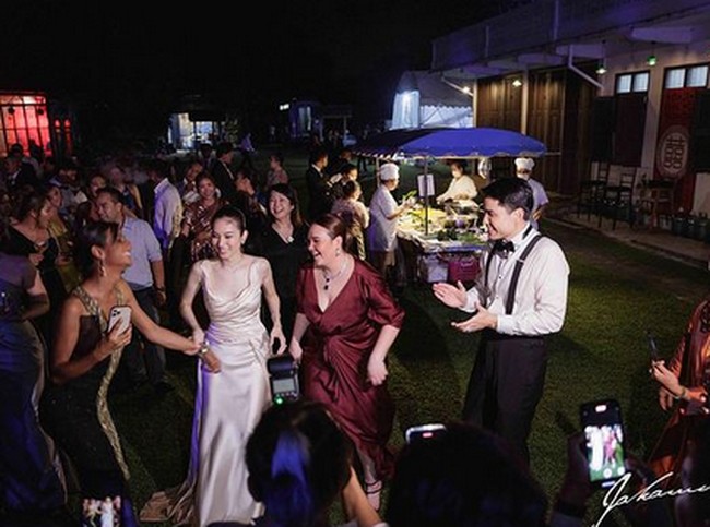 Malam itu tampak Nong Poy menjadi ratu. Terlihat momen saat dia menari dengan para koleganya. Foto: dok. Instagram/@poydtreechada