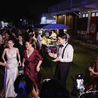 Malam itu tampak Nong Poy menjadi ratu. Terlihat momen saat dia menari dengan para koleganya. Foto: dok. Instagram/@poydtreechada