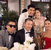 Penampilan Nong Poy dan Oak yang juga serasi dengan mengenakan jas putih. Mereka menyambut tamu mereka yang datang dari kalangan pejabat dan artis. Foto: dok. Instagram/@poydtreechada