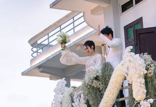 Nong Poy memperlihatkan pesona cantiknya bak wanita tulen saat resmi dinikahi oleh crazy rich Thailand Oak Phakwa Hongyok. Poy tampil elegan dengan gaun pengantin warna putih. Foto: dok. Instagram/@poydtreechada