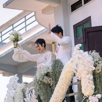 Nong Poy memperlihatkan pesona cantiknya bak wanita tulen saat resmi dinikahi oleh crazy rich Thailand Oak Phakwa Hongyok. Poy tampil elegan dengan gaun pengantin warna putih. Foto: dok. Instagram/@poydtreechada