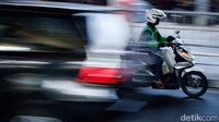 Mereka melawan arah karena enggan memutar jauh lewat Jalan Darmawangsa sejauh 1,3 kilometer. 