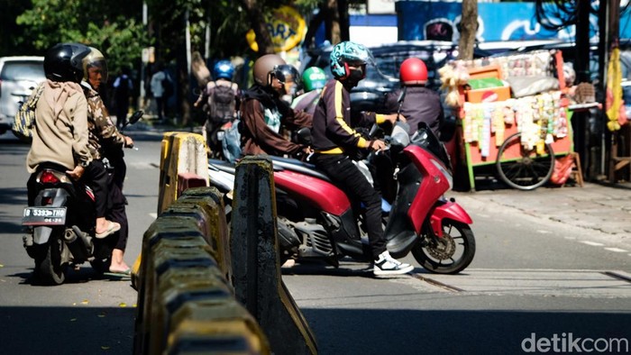 Sejumlah pesepeda motor terpantau melawan arah di Blok A, Jakarta, Selasa (7/3/2023). Mereka melawan arah karena enggan memutar jauh lewat Jalan Darmawangsa.