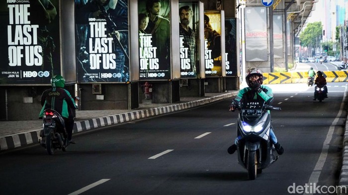Sejumlah pesepeda motor terpantau melawan arah di Blok A, Jakarta, Selasa (7/3/2023). Mereka melawan arah karena enggan memutar jauh lewat Jalan Darmawangsa.