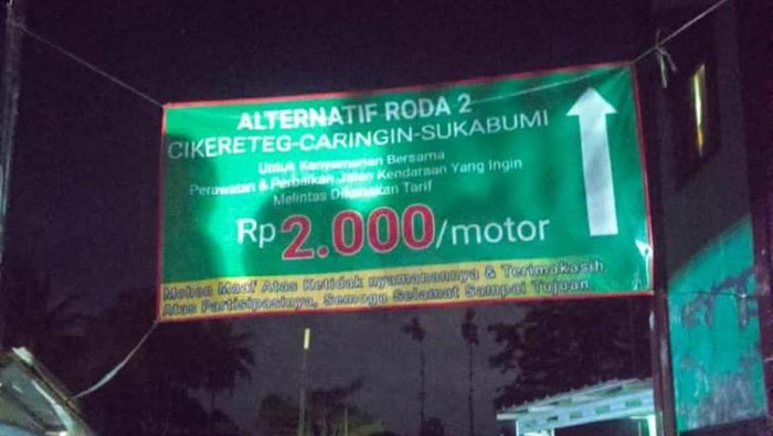 Oknum warga pungli di jalur alternatif Cibolang, Ciawi, pasca-amblasnya Jembatan Cikereteg, Bogor.