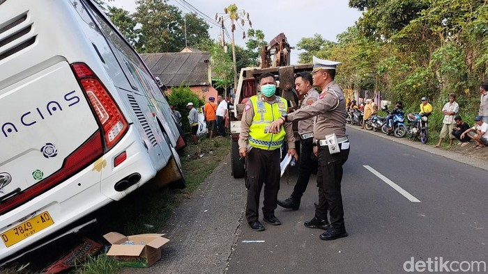 Olah TKP Kecelakaan beruntun di Lumbang Probolinggo