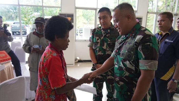 Pangdam XVII/Cenderawasih Mayjen Muhamm Saleh Mustofa memberikan santunan kepada keluarga korban KKB.