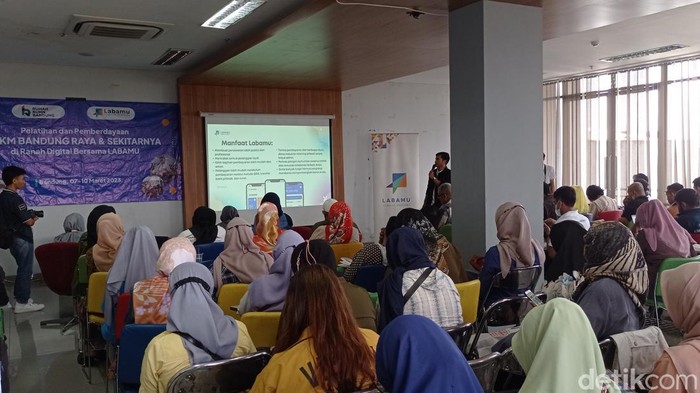 Para pelaku UMKM di Bandung ikut pelatihan digital.