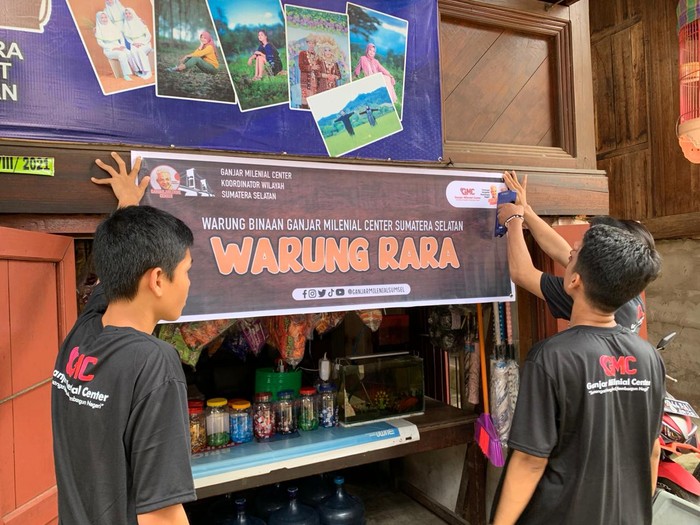 Para sukarelawan Ganjar Millennial Center (GMC) Sumsel menggelar kegiatan sosialisasi Gerakan Berbelanja di Warung Tetangga.