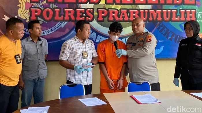 Pelaku bunuh teman sendiri saat diinterogasi polisi. (Foto. Prima Syahbana)