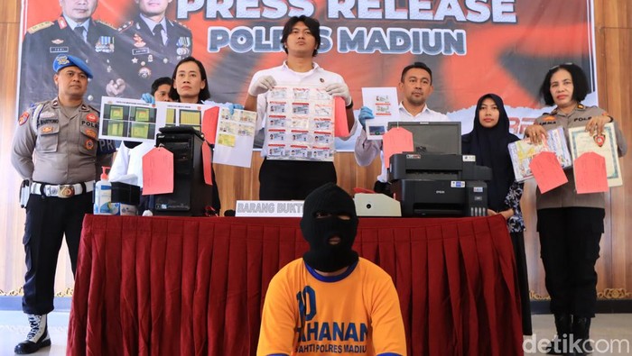 Pelaku pemalsuan SIM