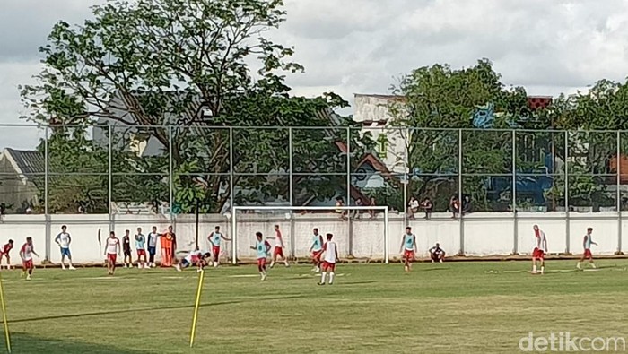 Pemain PSM Makassar menjalani latihan di Stadion Kalegowa jelang away ke markas Persikabo di pekan ke-29 Liga 1 2022/2023.