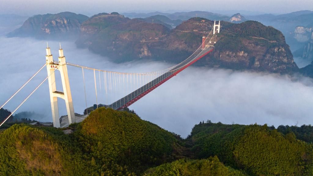 Pemandangan Jembatan Gantung di China Ini Serasa Lagi di Atas Awan