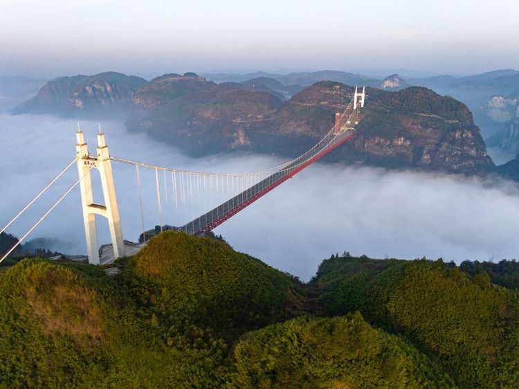 Pemandangan Jembatan Gantung di China Ini Serasa Lagi di Atas Awan