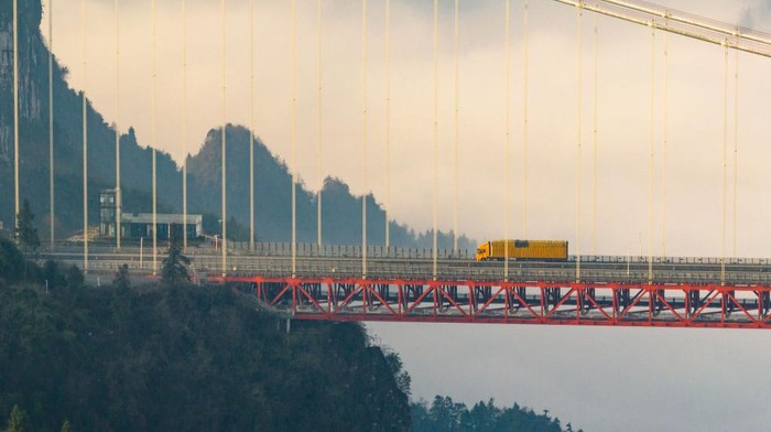 Jembatan gantung Aizhai yang berada di Jishou, China ini memiliki pemandangan yang dapat memanjakan mata. Pengendara yang melintas serasa berada di atas awan.