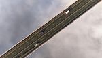 Pemandangan Jembatan Gantung di China Ini Serasa Lagi di Atas Awan