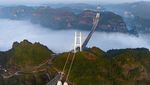 Pemandangan Jembatan Gantung di China Ini Serasa Lagi di Atas Awan