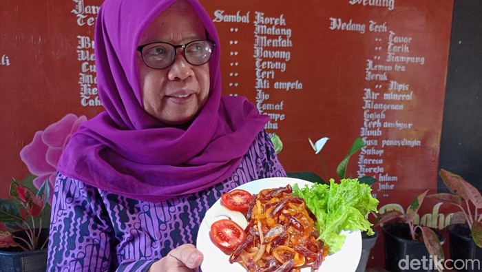 Pemilik rumah makan Sambal Pawon Paris Nuning Sugiarti saat menunjukkan menu nila asam manis tabur kurma. Selasa (7/3/2023).