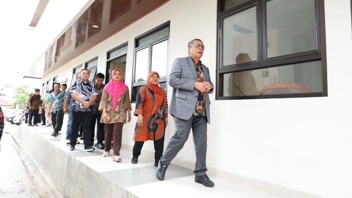 SMPN 24 dapat menampung hingga 600 siswa. Sekolah ini juga dilengkapi dengan berbagai fasilitas penunjang yang cukup lengkap.