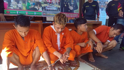 Polisi menunjukkan barang bukti kejahatan berupa alat dan bahan material bangunan yang digunakan dan digasak para tersangka saat melancarkan aksi kriminalnya.