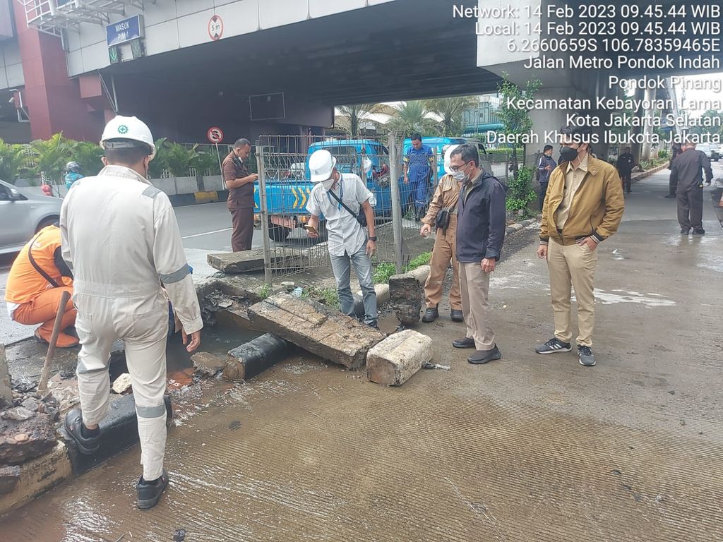 Pengecekan kerusakan jalan dan sumber genangan di Jl Metro Pondok Indah, 14 Februari 2023 lalu. (Dok Dinas Bina Marga DKI)