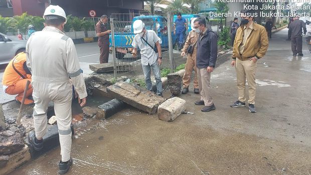 Pengecekan kerusakan jalan dan sumber genangan di Jl Metro Pondok Indah, 14 Februari 2023 lalu. (Dok Dinas Bina Marga DKI)