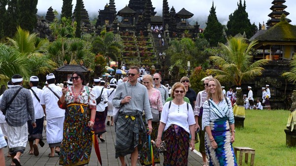 Pemprov Bali melaksanakan sejumlah restorasi, pengembangan serta pembangunan fasilitas baru senilai sekitar Rp 900 miliar di kawasan Suci Pura Agung Besakih.