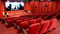 Umat Hindu berada dalam ruangan audio visual yang dibangun dalam proyek revitalisasi dan pengembangan Kawasan Suci Pura Agung Besakih di Karangasem, Bali, Senin (6/3/2023).