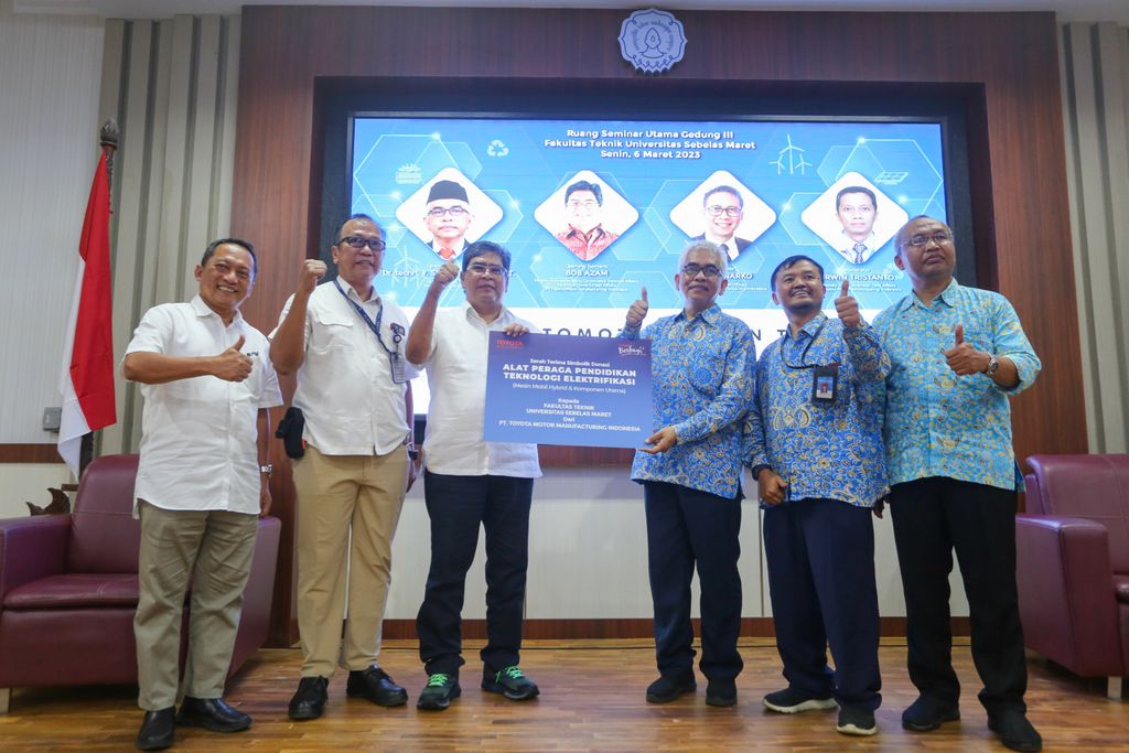 Direktur Hubungan Eksternal PT Toyota Motor Manufacturing Indonesia (TMMIN) Bob Azam (ketiga kiri) dan Dekan Fakultas Teknik Universitas Negeri Sebelas Maret (FT UNS) Solo Sholihin As'ad (ketiga kanan) bersama jajaran TMMIN dan UNS lainnya pada penyerahan secara simbolis alat peraga pendidikan elektrifikasi dari TMMIN kepada FT UNS, di Kampus UNS Solo, Senin (6/3). Penyerahan alat peraga berupa mesin dan komponen utama mobil hybrid sebagai bagian aksi  corporate social responbility (CSR)  TMMIN di bidang pendidikan tersebut diharapkan akan makin mengenalkan teknologi otomotif ramah lingkungan di kalangan civitas academica UNS, dan bersama institusi perguruan tinggi lainnya dapat berperan aktif  dalam upaya dekarbonisasi guna mencapai Indonesia Net Zero Emision di 2060.