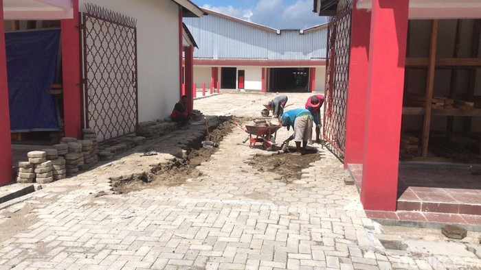 Perbaikan paving di Pasar Sukowati Sragen yang ambles saat dilalui truk.