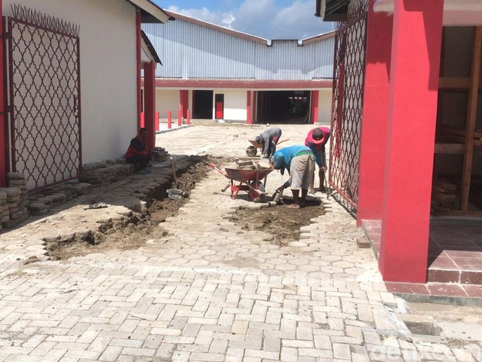 Perbaikan paving di Pasar Sukowati Sragen yang ambles saat dilalui truk.
