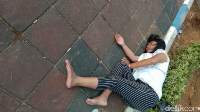 Perempuan terkapar di Pamekasan