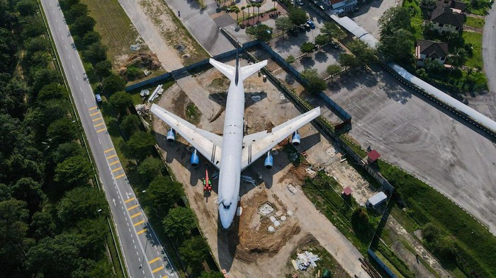 Pesawat Nonaktif Ini Bakal Jadi Objek Wisata di Malaysia TOPSHOT - An aerial view shows a decommissioned airplane at a construction site as it is being made into a tourist attraction near a theme park in Alor Gajah, Malaysia's Malacca state, on March 6, 2023. (Photo by Mohd RASFAN / AFP) (Photo by MOHD RASFAN/AFP via Getty Images)