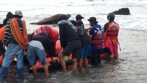 Petugas SAR mengevakuasi mayat Aminunsyah yang terseret ombak di menggunakan perahu karet, Pantai Lere, Kecamatan Parado, Bima, Nusa Tenggara Barat (NTB), Selasa (7/3/2023).