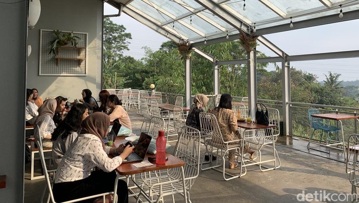 Plumeria Cafe di Jatinangor menyuguhkan tempat nongkrong dengan pemandangan alam.