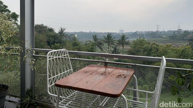 Plumeria Cafe di Jatinangor menyuguhkan tempat nongkrong dengan pemandangan alam.