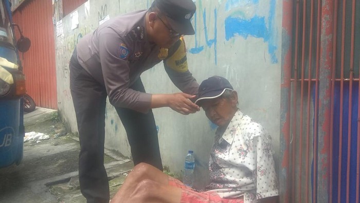 Polisi evakuasi pria tunawisma yang alami sakit stroke di Tambora, Jakbar