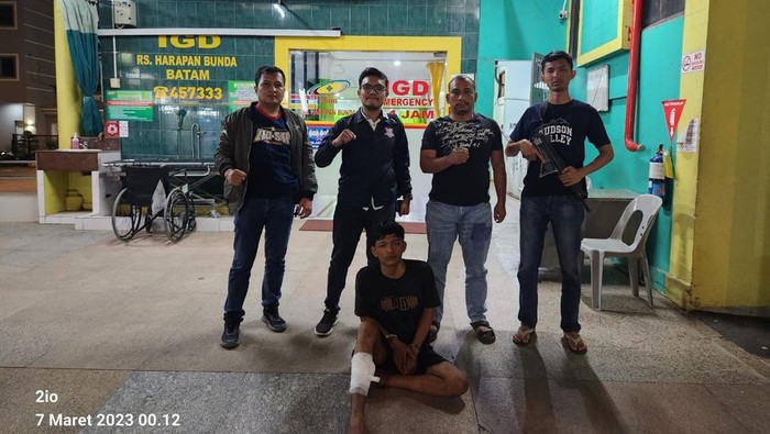 Polisi lumpuhkan satu pelaku begal dengan modus pura-pura minta tolong dorong motor mogok (Foto: Dok Polsek Sagulung)