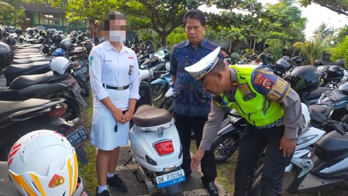 Polres Karangasem menilang pelajar yang mengendarai sepeda motor dengan pelat nama pengganti nomor polisi.
