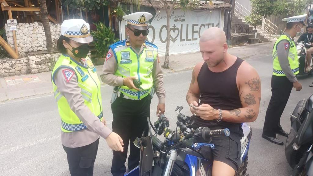 Polisi Temukan Banyak Bule Naik Motor Ngawur di Jalanan Bali
