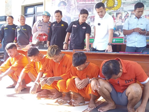 Polisi menunjukkan barang bukti kejahatan selama operasi Sikat Agung 2023 di Mapolres Gianyar, Selasa (7/3/2023). Foto: Aryo Mahendro