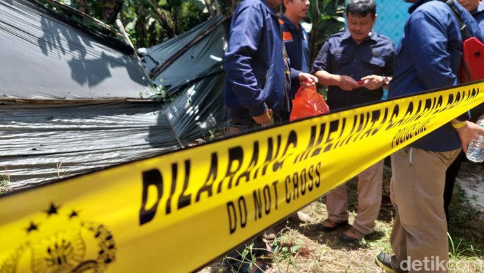 Polisi saat melakukan olah TKP di lokasi penemuan mayat di Cimahi